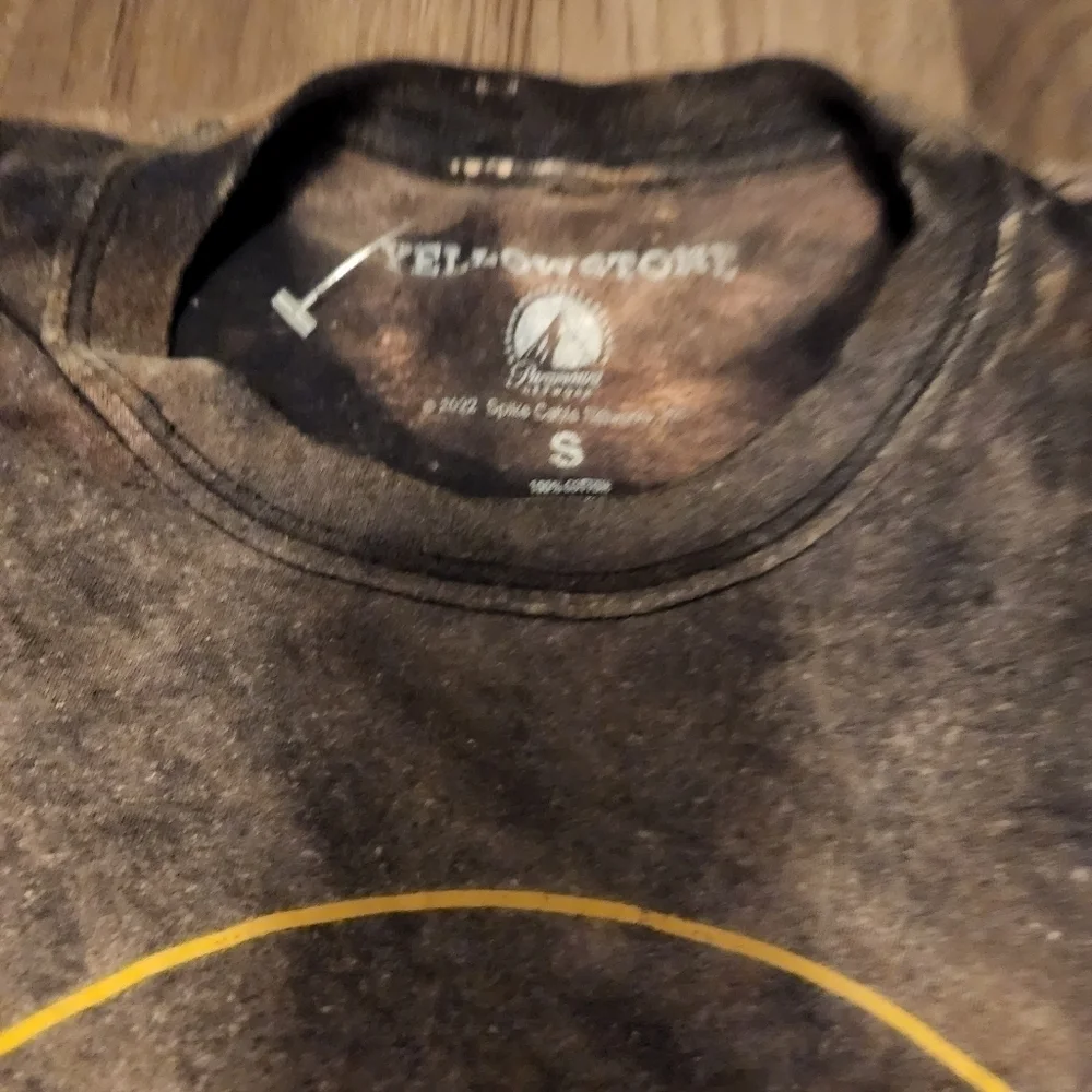Yellowstone Dutton Ranch distressed graphic tee size small New! - Picture 3 of 4